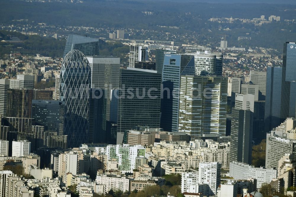 Luftbild Paris - Stadtzentrum mit der Skyline im Innenstadtbereich La Défense in Paris in Ile-de-France, Frankreich