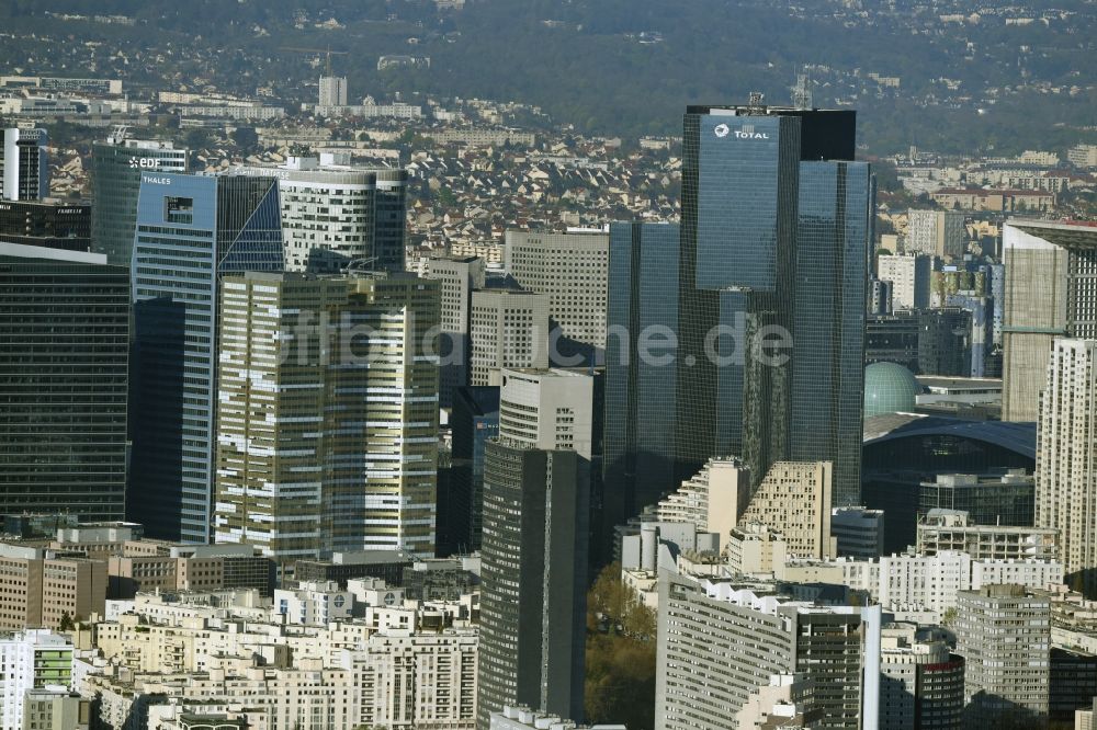 Luftaufnahme Paris - Stadtzentrum mit der Skyline im Innenstadtbereich La Défense in Paris in Ile-de-France, Frankreich