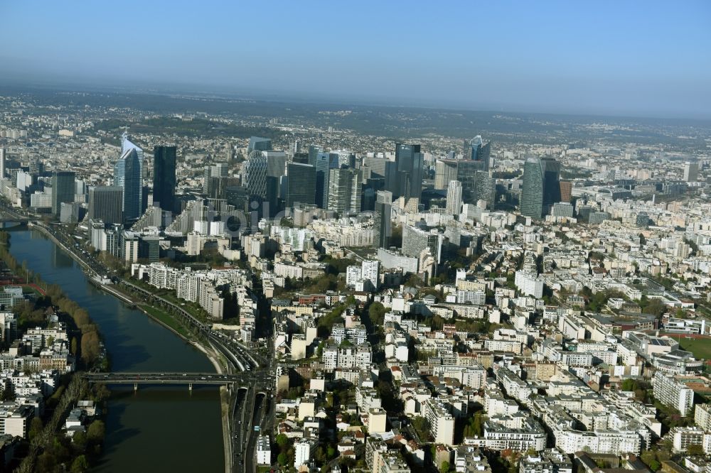 Paris aus der Vogelperspektive: Stadtzentrum mit der Skyline im Innenstadtbereich La Défense in Paris in Ile-de-France, Frankreich