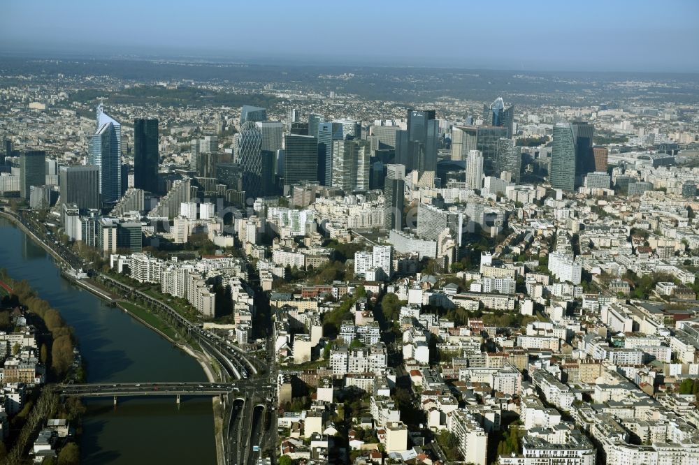 Luftbild Paris - Stadtzentrum mit der Skyline im Innenstadtbereich La Défense in Paris in Ile-de-France, Frankreich