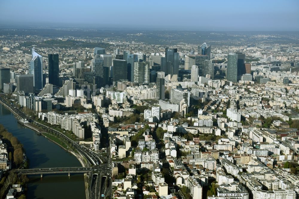 Luftaufnahme Paris - Stadtzentrum mit der Skyline im Innenstadtbereich La Défense in Paris in Ile-de-France, Frankreich