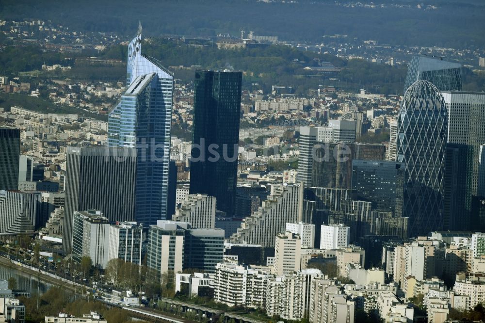 Luftbild Paris - Stadtzentrum mit der Skyline im Innenstadtbereich La Défense in Paris in Ile-de-France, Frankreich