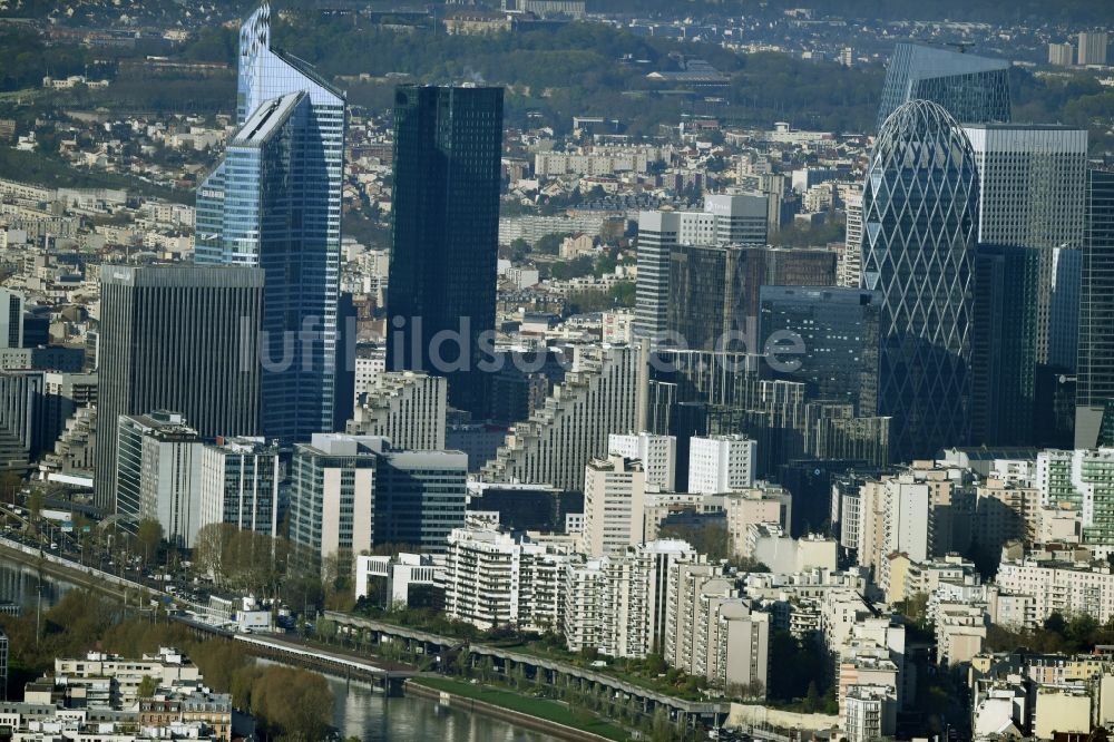 Luftaufnahme Paris - Stadtzentrum mit der Skyline im Innenstadtbereich La Défense in Paris in Ile-de-France, Frankreich