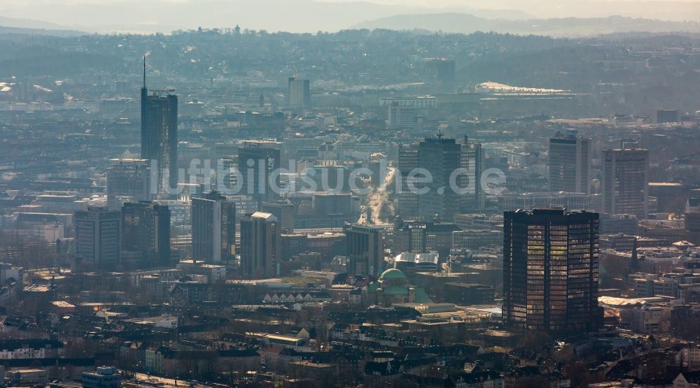 Essen von oben - Stadtzentrum mit der Skyline im Innenstadtbereich in Essen im Bundesland Nordrhein-Westfalen