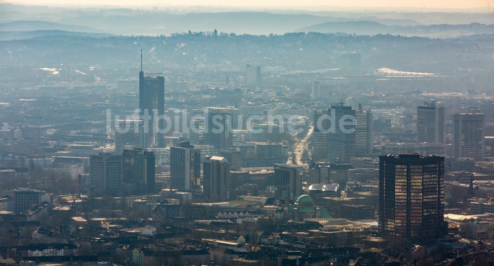 Essen aus der Vogelperspektive: Stadtzentrum mit der Skyline im Innenstadtbereich in Essen im Bundesland Nordrhein-Westfalen