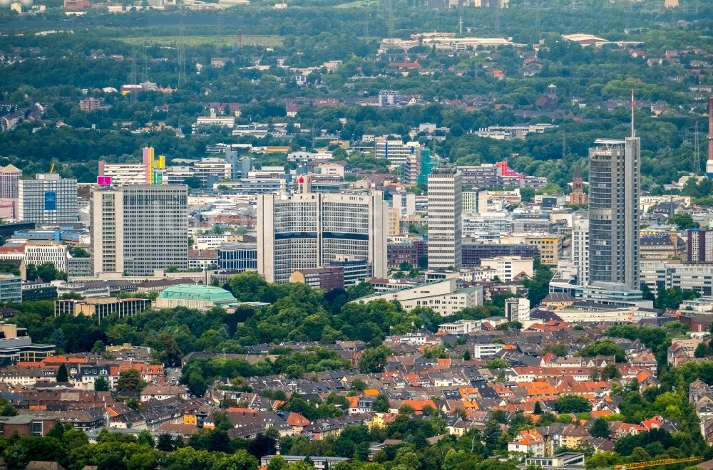 Luftaufnahme Essen - Stadtzentrum mit der Skyline im Innenstadtbereich in Essen im Bundesland Nordrhein-Westfalen - NRW, Deutschland