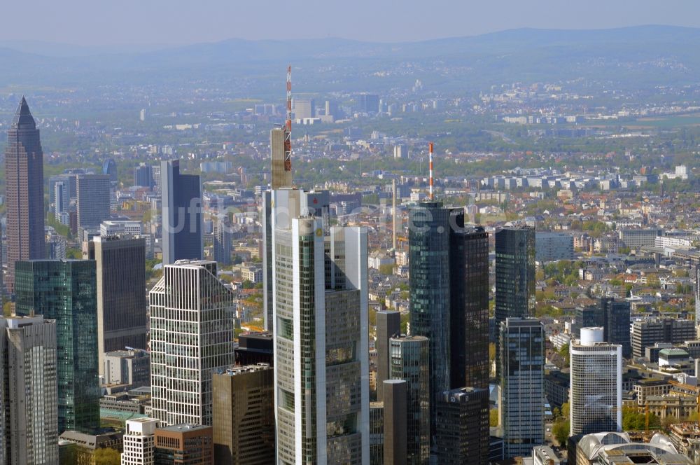 Frankfurt am Main von oben - Stadtzentrum mit der Skyline im Innenstadtbereich in Frankfurt am Main im Bundesland Hessen