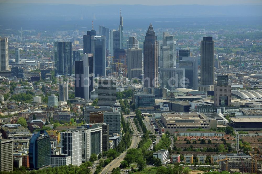 Frankfurt am Main aus der Vogelperspektive: Stadtzentrum mit der Skyline im Innenstadtbereich in Frankfurt am Main im Bundesland Hessen