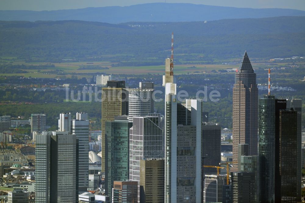 Frankfurt am Main aus der Vogelperspektive: Stadtzentrum mit der Skyline im Innenstadtbereich in Frankfurt am Main im Bundesland Hessen