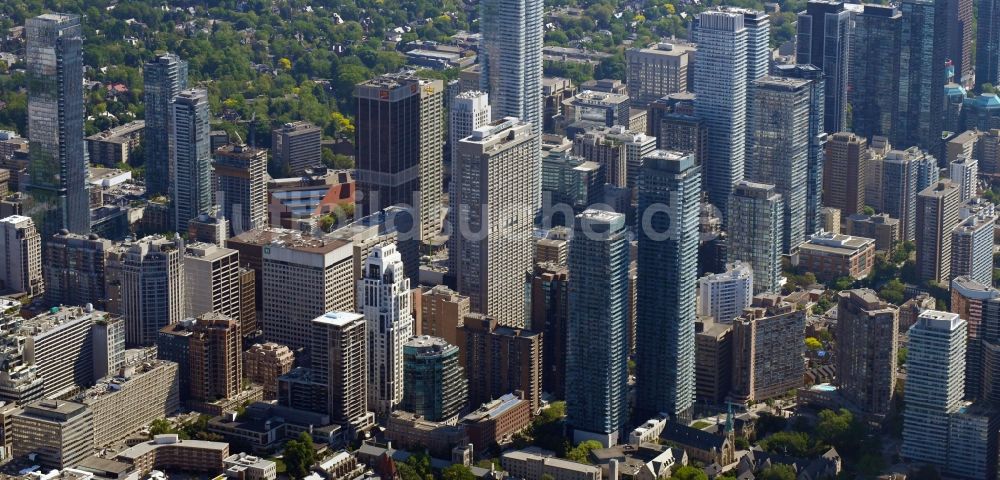 Toronto von oben - Stadtzentrum mit der Skyline im Innenstadtbereich im Ortsteil Church and Wellesley in Toronto in Ontario, Kanada