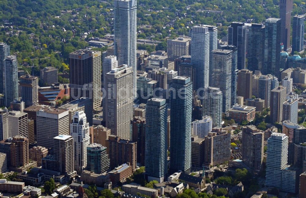 Toronto aus der Vogelperspektive: Stadtzentrum mit der Skyline im Innenstadtbereich im Ortsteil Church and Wellesley in Toronto in Ontario, Kanada