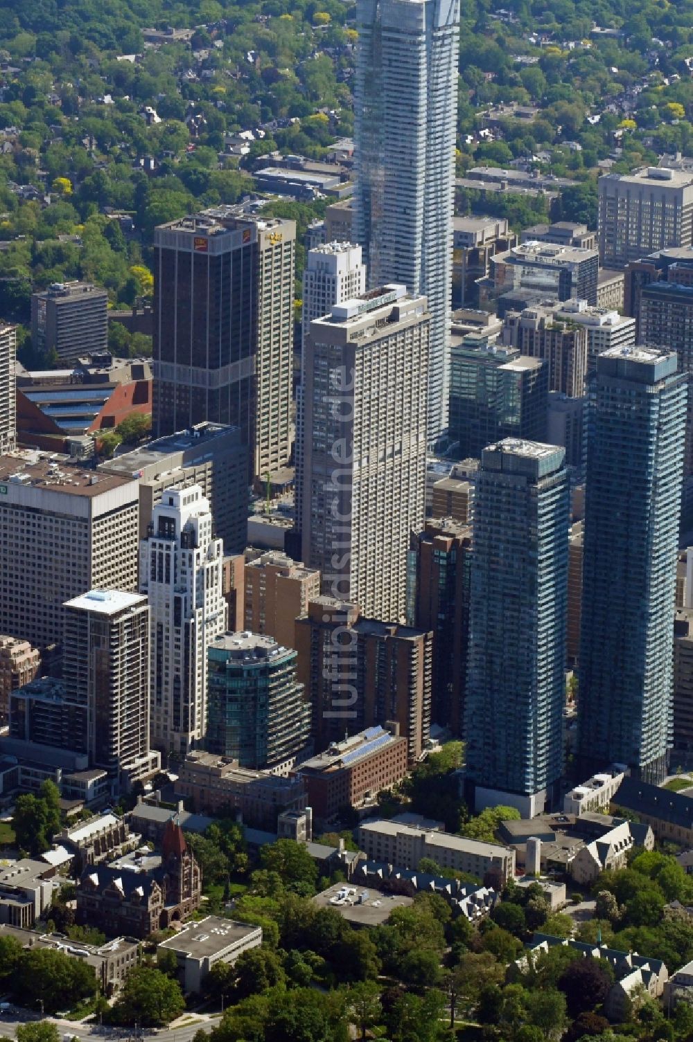 Luftaufnahme Toronto - Stadtzentrum mit der Skyline im Innenstadtbereich im Ortsteil Church and Wellesley in Toronto in Ontario, Kanada