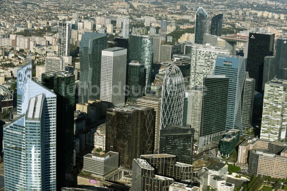 Paris Courbevoie von oben - Stadtzentrum mit der Skyline im Innenstadtbereich in Paris Courbevoie in Ile-de-France, Frankreich