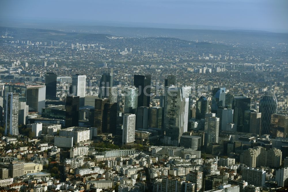 Paris Nanterre von oben - Stadtzentrum mit der Skyline im Innenstadtbereich in Paris Nanterre in Ile-de-France, Frankreich