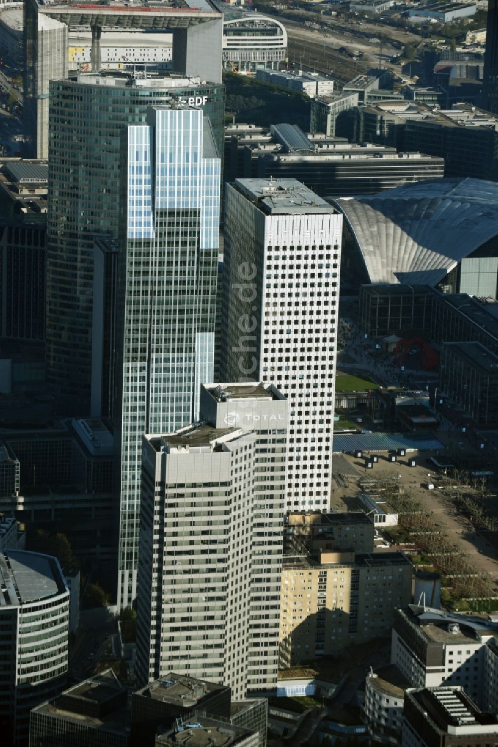 Luftaufnahme Paris Puteaux - Stadtzentrum mit der Skyline im Innenstadtbereich in Paris Nanterre in Ile-de-France, Frankreich