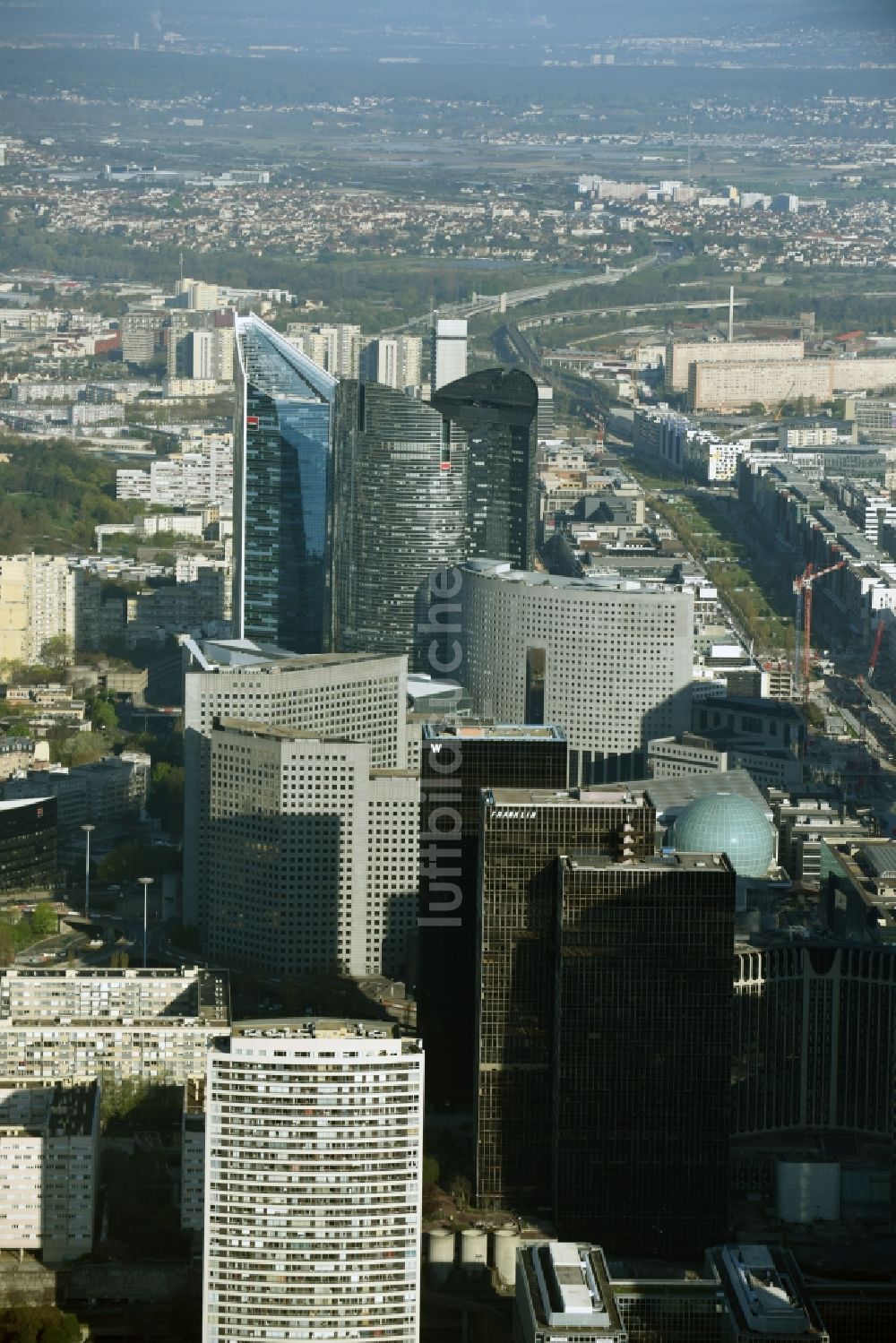 Paris Puteaux von oben - Stadtzentrum mit der Skyline im Innenstadtbereich in Paris Nanterre in Ile-de-France, Frankreich