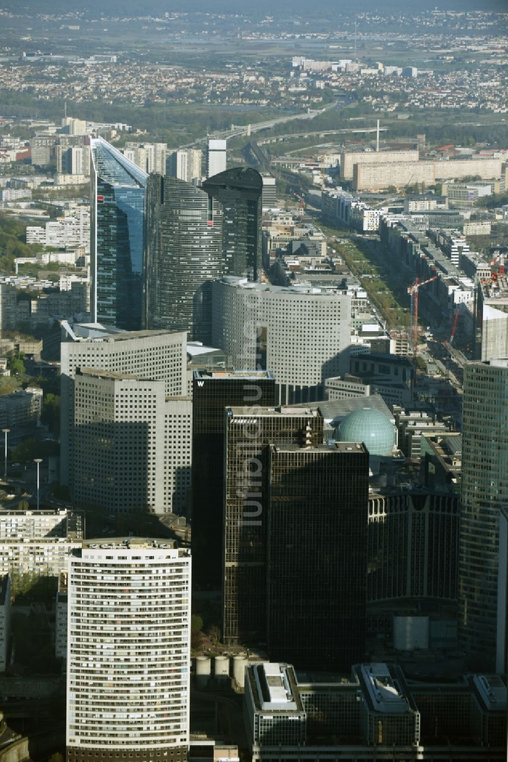 Paris Puteaux aus der Vogelperspektive: Stadtzentrum mit der Skyline im Innenstadtbereich in Paris Nanterre in Ile-de-France, Frankreich