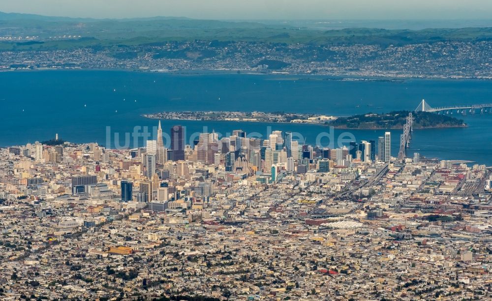 San Francisco aus der Vogelperspektive: Stadtzentrum mit der Skyline im Innenstadtbereich in San Francisco in Kalifornien, USA