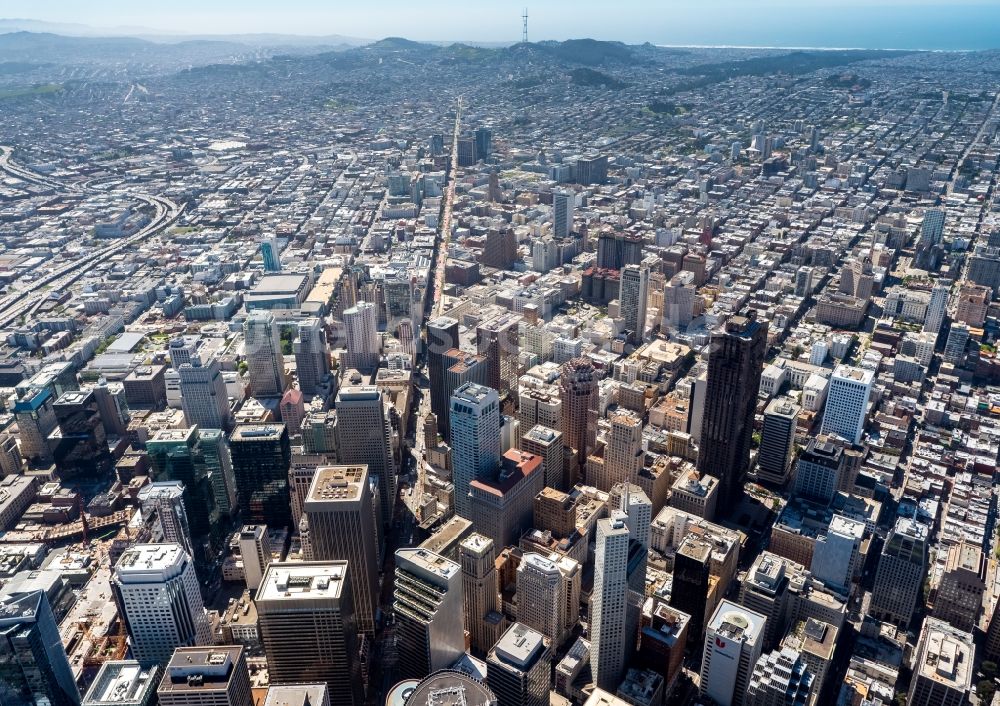 San Francisco aus der Vogelperspektive: Stadtzentrum mit der Skyline im Innenstadtbereich in San Francisco in USA