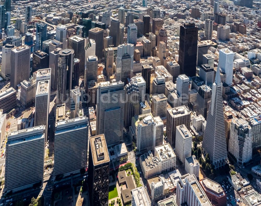 San Francisco aus der Vogelperspektive: Stadtzentrum mit der Skyline im Innenstadtbereich in San Francisco in USA