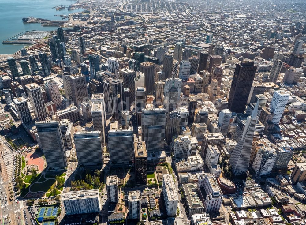 San Francisco von oben - Stadtzentrum mit der Skyline im Innenstadtbereich in San Francisco in USA