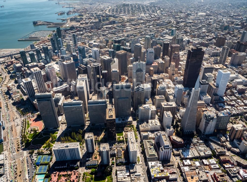 San Francisco aus der Vogelperspektive: Stadtzentrum mit der Skyline im Innenstadtbereich in San Francisco in USA