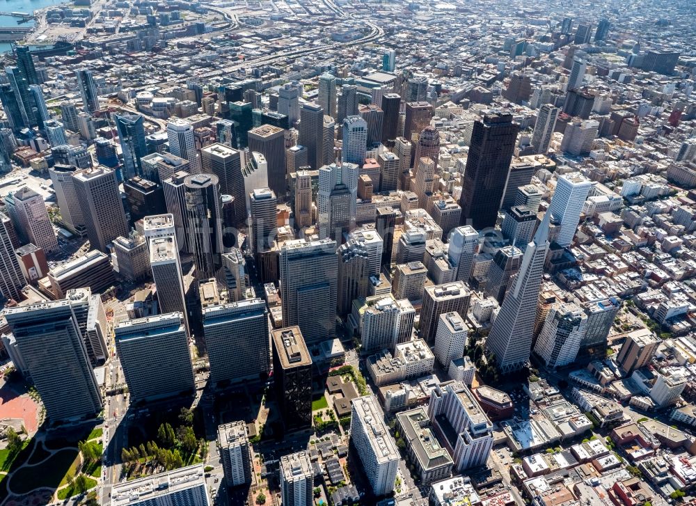 Luftbild San Francisco - Stadtzentrum mit der Skyline im Innenstadtbereich in San Francisco in USA