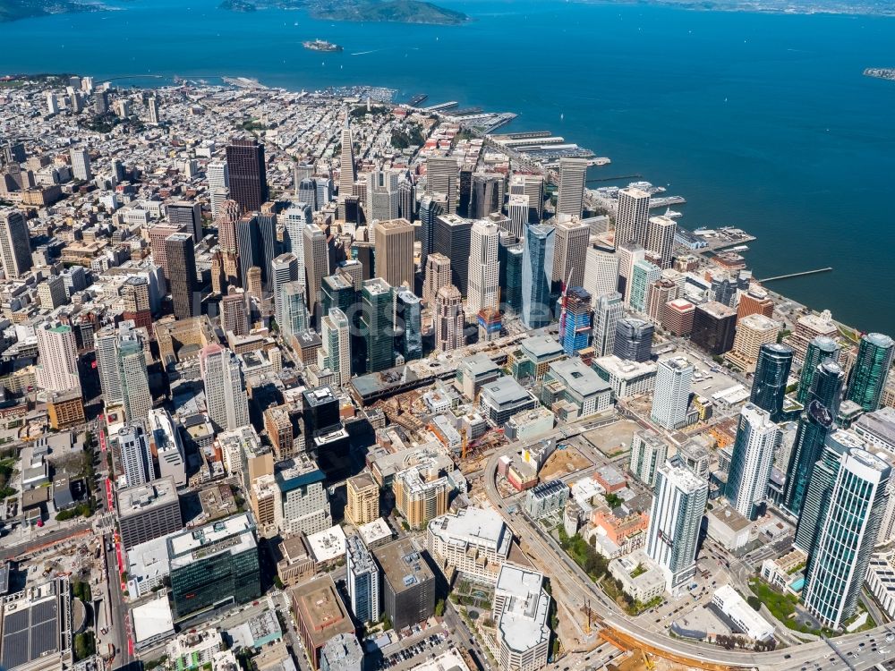 San Francisco von oben - Stadtzentrum mit der Skyline im Innenstadtbereich in San Francisco in USA