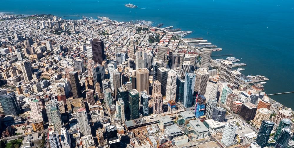 San Francisco aus der Vogelperspektive: Stadtzentrum mit der Skyline im Innenstadtbereich in San Francisco in USA