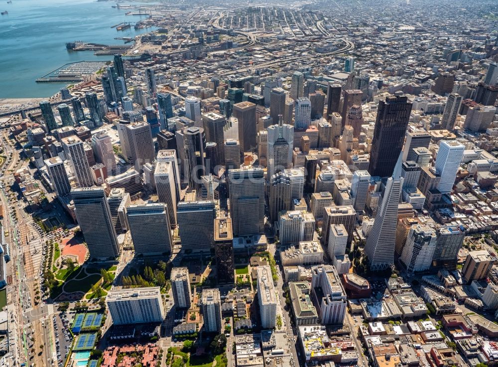 Luftbild San Francisco - Stadtzentrum mit der Skyline im Innenstadtbereich in San Francisco in USA