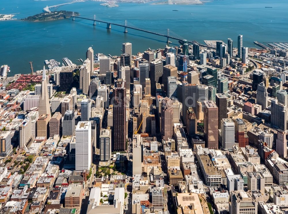 San Francisco von oben - Stadtzentrum mit der Skyline im Innenstadtbereich in San Francisco in USA