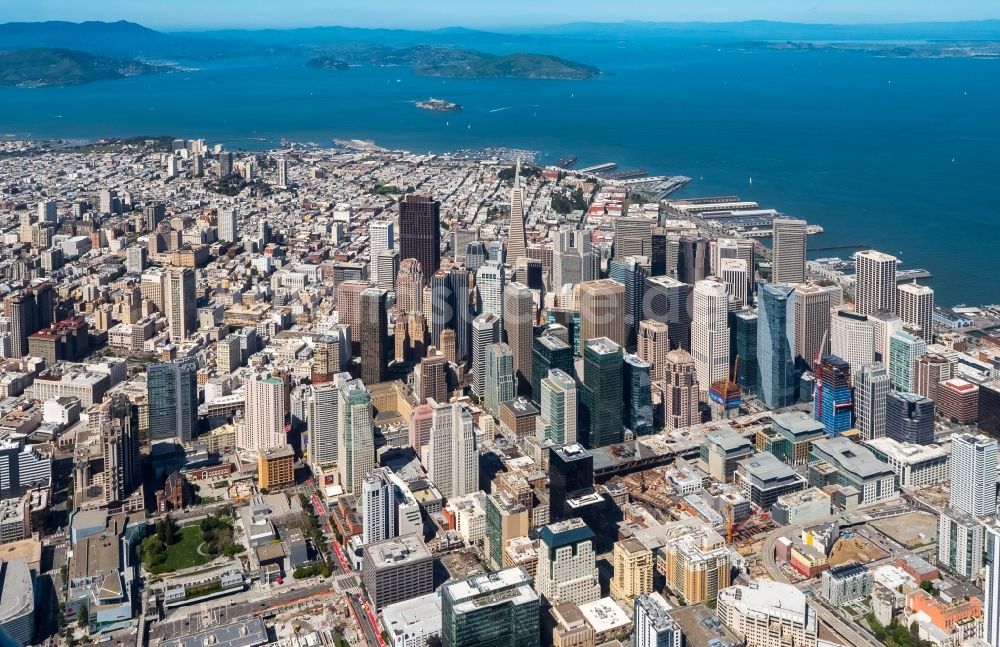 Luftaufnahme San Francisco - Stadtzentrum mit der Skyline im Innenstadtbereich in San Francisco in USA