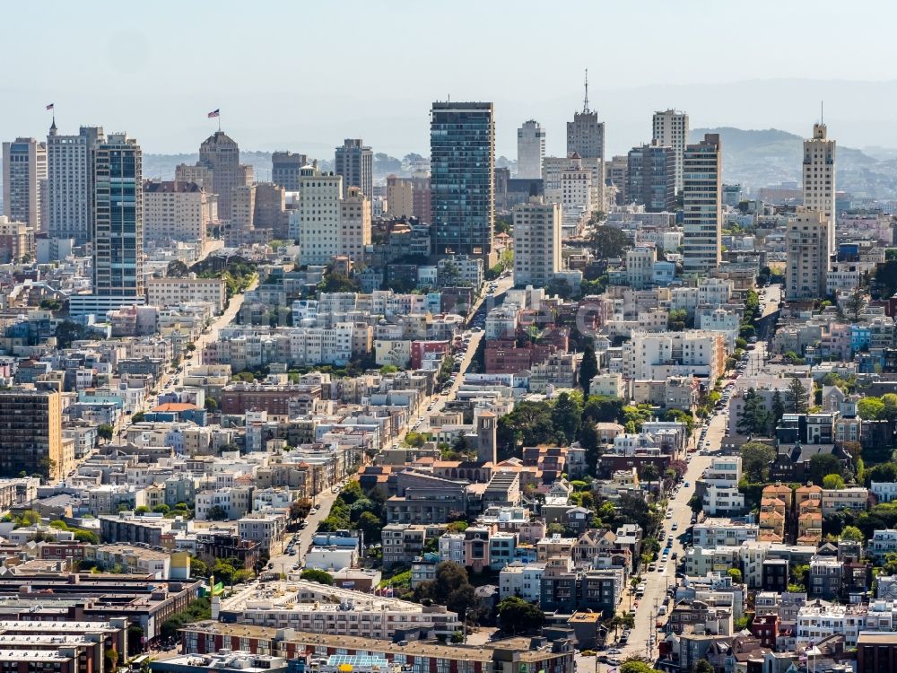 San Francisco von oben - Stadtzentrum mit der Skyline im Innenstadtbereich in San Francisco in USA