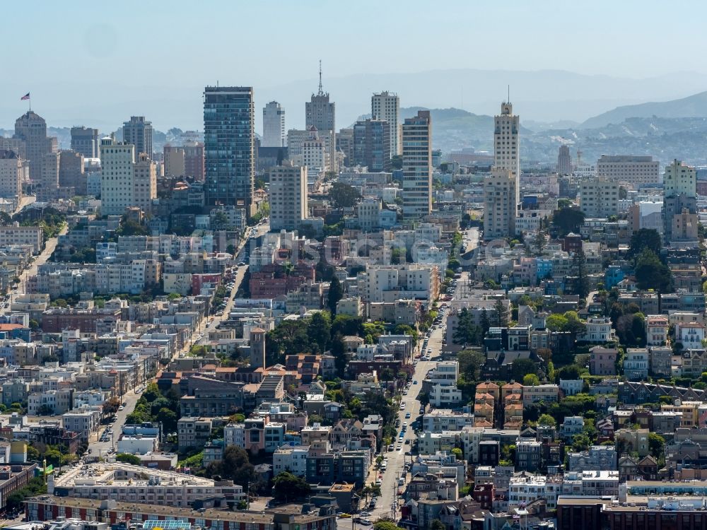 San Francisco aus der Vogelperspektive: Stadtzentrum mit der Skyline im Innenstadtbereich in San Francisco in USA