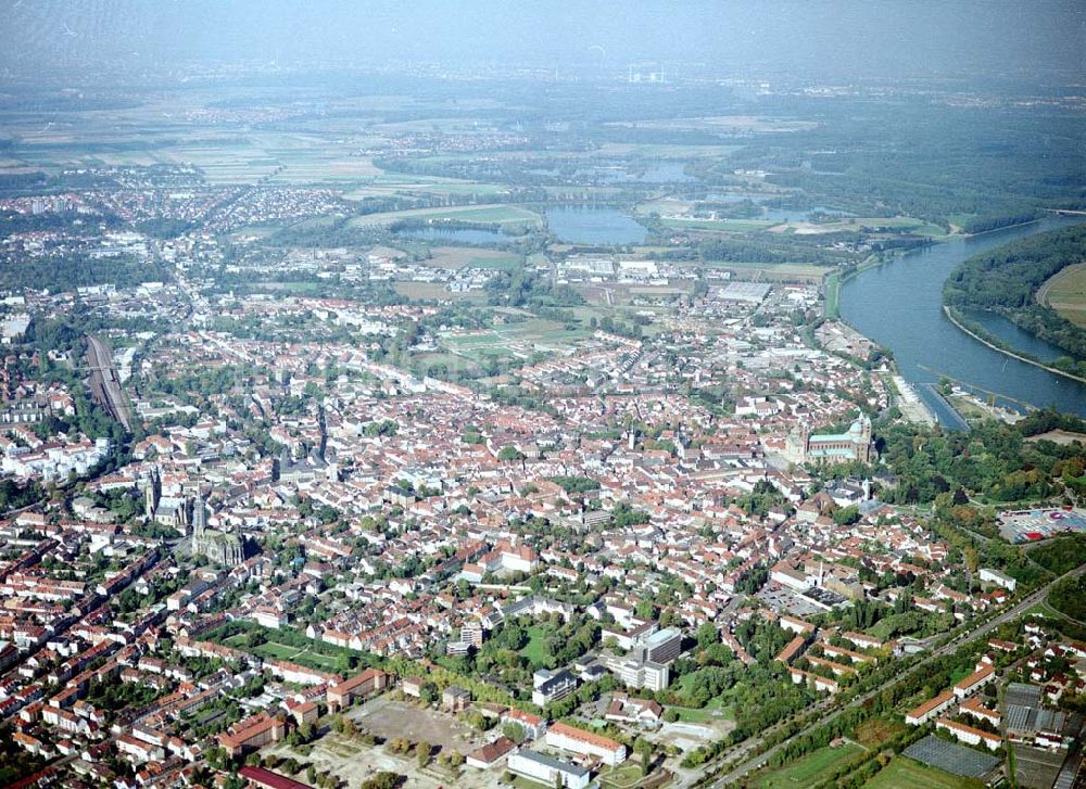 Luftaufnahme Speyer - Stadtzentrum von Speyer mit dem Dom zu Speyer.