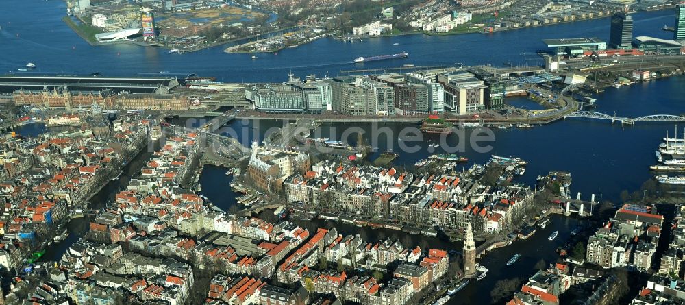 Luftbild Amsterdam - Stadtzentrum mit Stadtteilen Nieuwmarkt en Lasttage, Oudeschans und Rapenburgwai in Amsterdam Niederlande