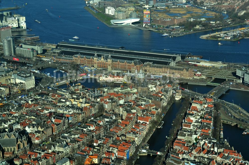 Amsterdam aus der Vogelperspektive: Stadtzentrum mit Stadtteilen Nieuwmarkt en Lasttage, Oudeschans und Rapenburgwai in Amsterdam Niederlande