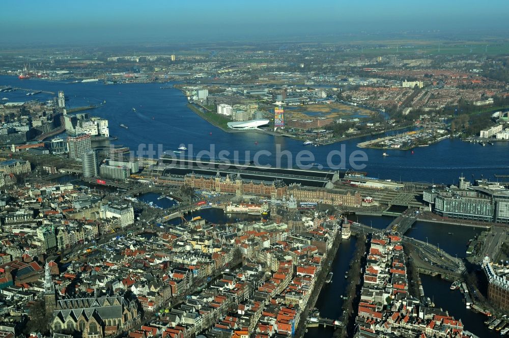 Luftaufnahme Amsterdam - Stadtzentrum mit Stadtteilen Nieuwmarkt en Lasttage, Oudeschans und Rapenburgwai in Amsterdam Niederlande