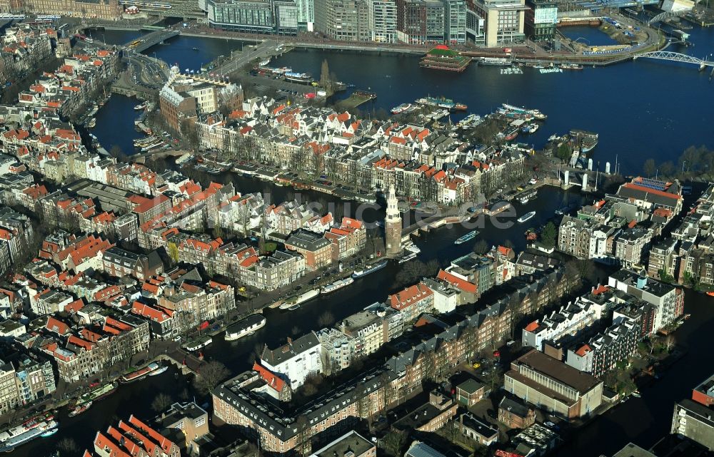 Amsterdam von oben - Stadtzentrum mit Stadtteilen Nieuwmarkt en Lasttage, Oudeschans und Rapenburgwai in Amsterdam Niederlande