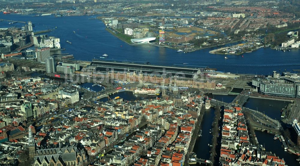 Amsterdam aus der Vogelperspektive: Stadtzentrum mit Stadtteilen Nieuwmarkt en Lasttage, Oudeschans und Rapenburgwai in Amsterdam Niederlande