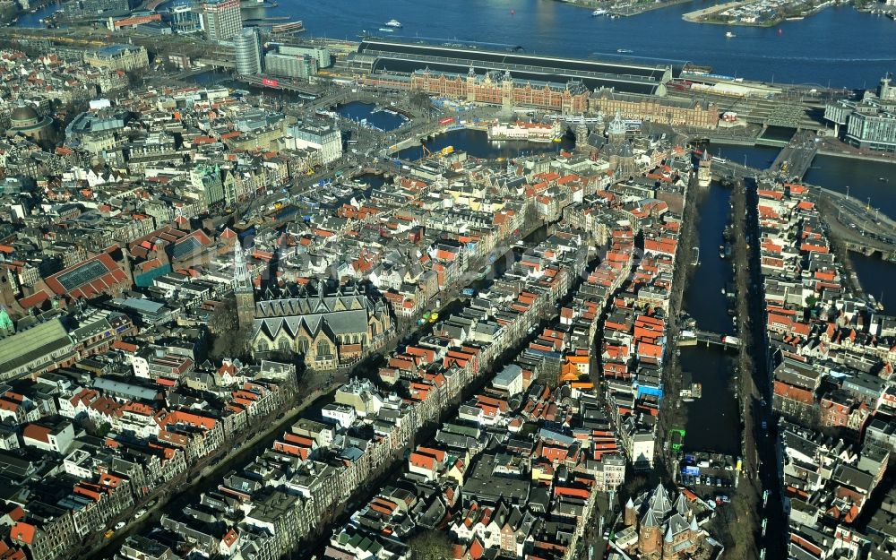 Luftaufnahme Amsterdam - Stadtzentrum mit Stadtteilen Nieuwmarkt en Lasttage, Oudeschans und Rapenburgwai in Amsterdam Niederlande