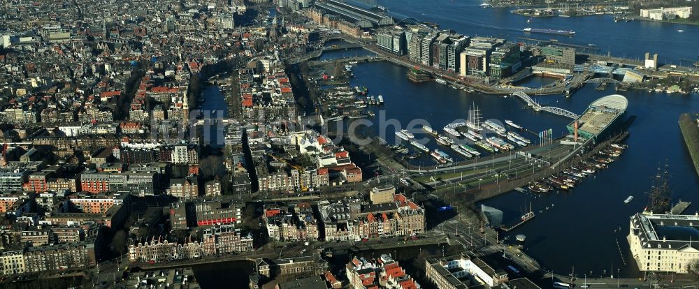 Luftbild Amsterdam - Stadtzentrum mit Stadtteilen Nieuwmarkt en Lasttageund De Wallen Binnenstadt in Amsterdam in den Niederlanden