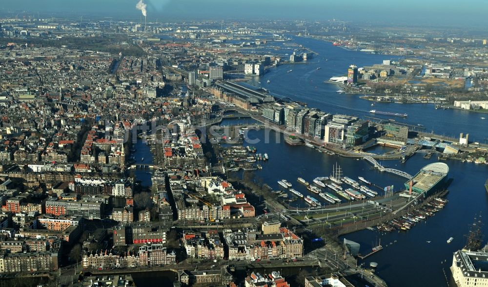 Luftaufnahme Amsterdam - Stadtzentrum mit Stadtteilen Nieuwmarkt en Lasttageund De Wallen Binnenstadt in Amsterdam in den Niederlanden