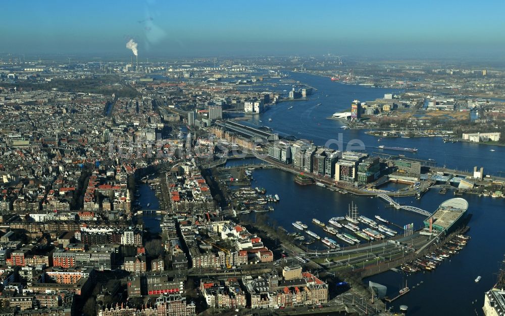 Amsterdam von oben - Stadtzentrum mit Stadtteilen Nieuwmarkt en Lasttageund De Wallen Binnenstadt in Amsterdam in den Niederlanden