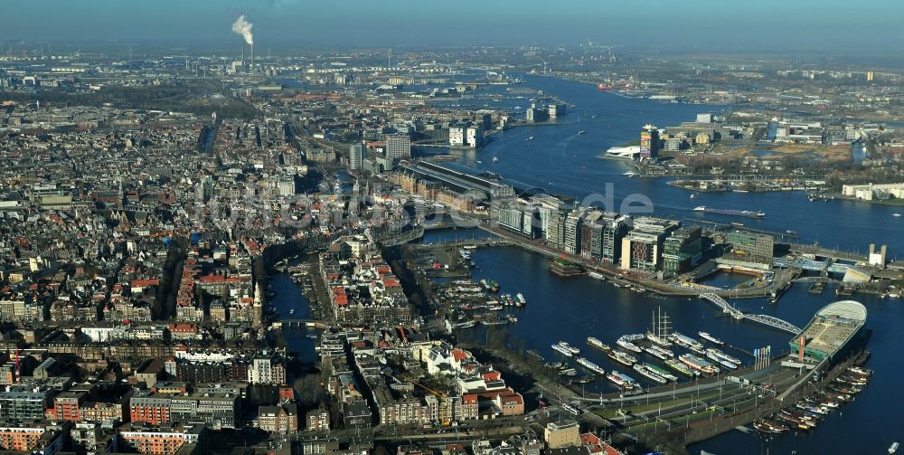 Amsterdam aus der Vogelperspektive: Stadtzentrum mit Stadtteilen Nieuwmarkt en Lasttageund De Wallen Binnenstadt in Amsterdam in den Niederlanden