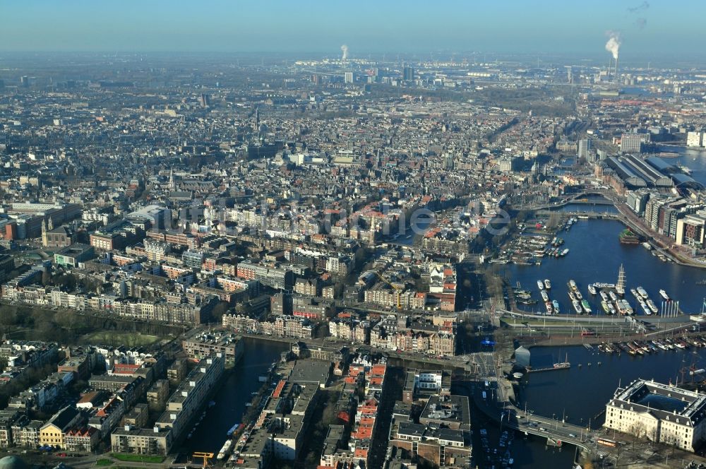 Luftbild Amsterdam - Stadtzentrum mit Stadtteilen Nieuwmarkt en Lasttageund De Wallen Binnenstadt in Amsterdam in den Niederlanden