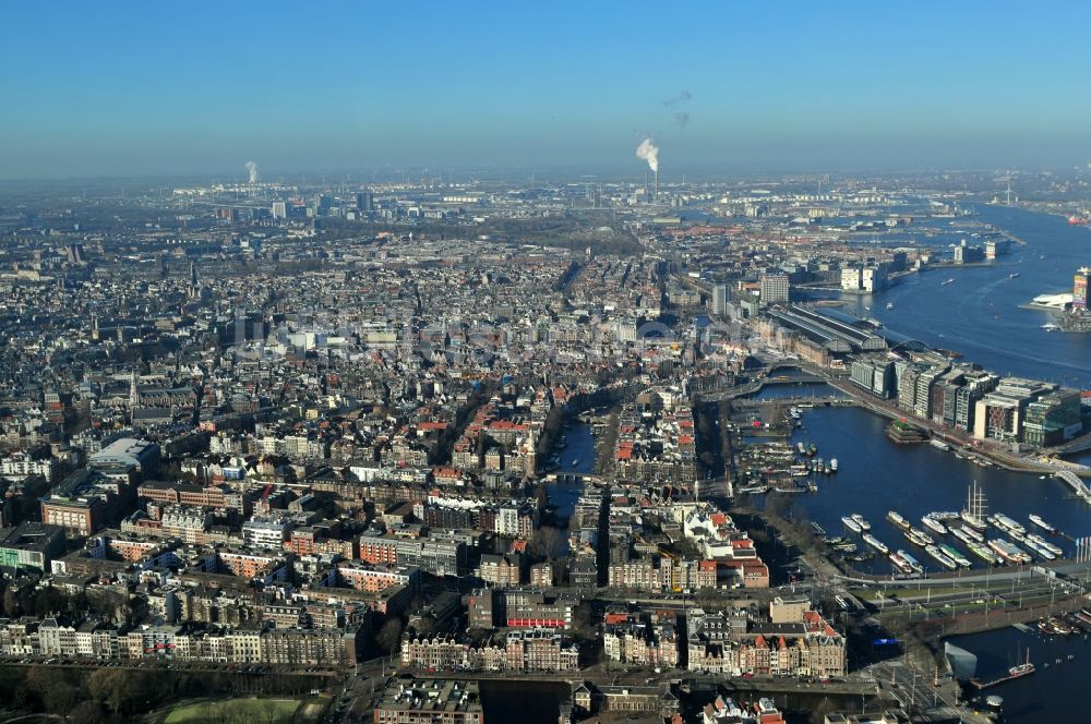 Luftaufnahme Amsterdam - Stadtzentrum mit Stadtteilen Nieuwmarkt en Lasttageund De Wallen Binnenstadt in Amsterdam in den Niederlanden