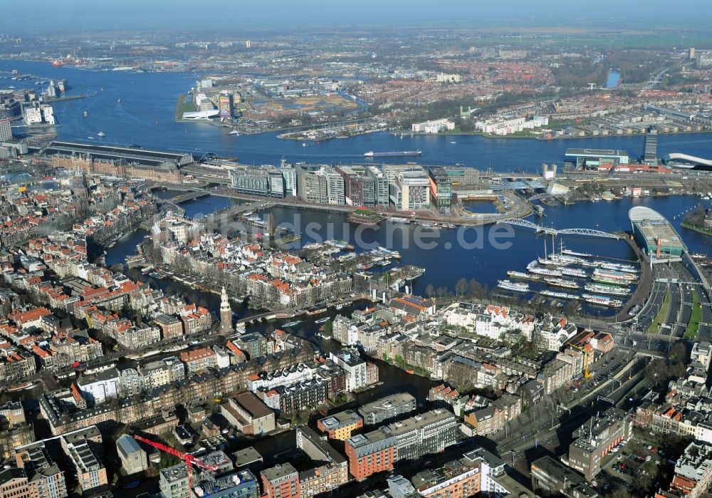 Amsterdam von oben - Stadtzentrum mit Stadtteilen Nieuwmarkt en Lasttageund De Wallen Binnenstadt in Amsterdam in den Niederlanden