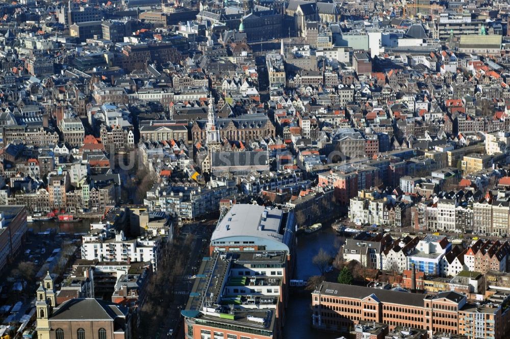 Luftbild Amsterdam - Stadtzentrum mit Stadtteilen De Wallen, Waalse Kerk, Droog und Binnenstad in Amsterdam Niederlande