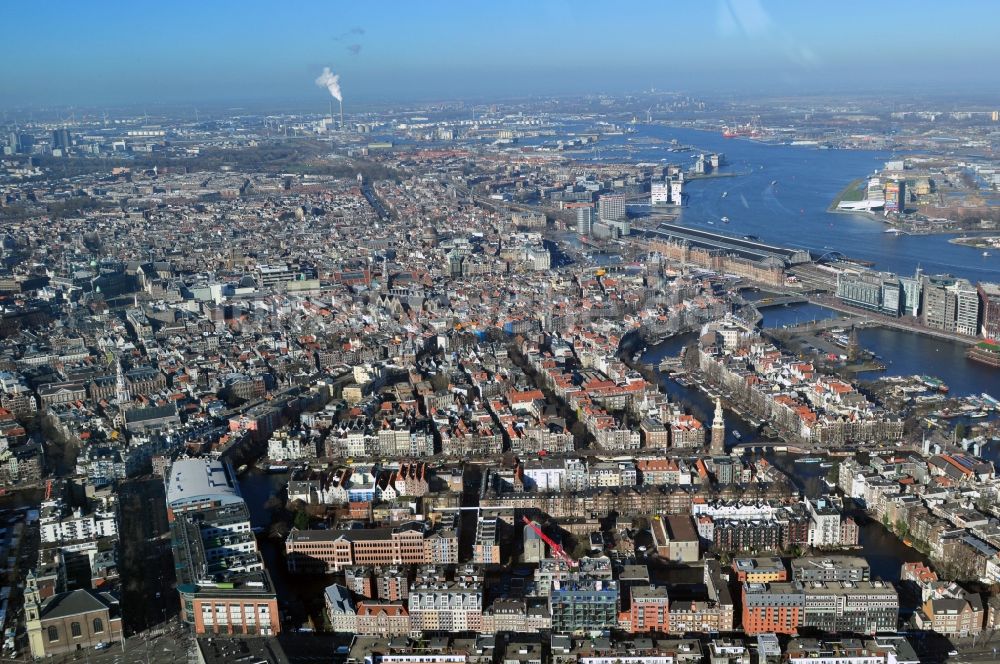 Luftaufnahme Amsterdam - Stadtzentrum mit Stadtteilen De Wallen, Waalse Kerk, Droog und Binnenstad in Amsterdam Niederlande